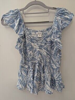 💙🤍Japna Blue and White Leaf Print Fitted and Smocked V-neck Blouse EUC